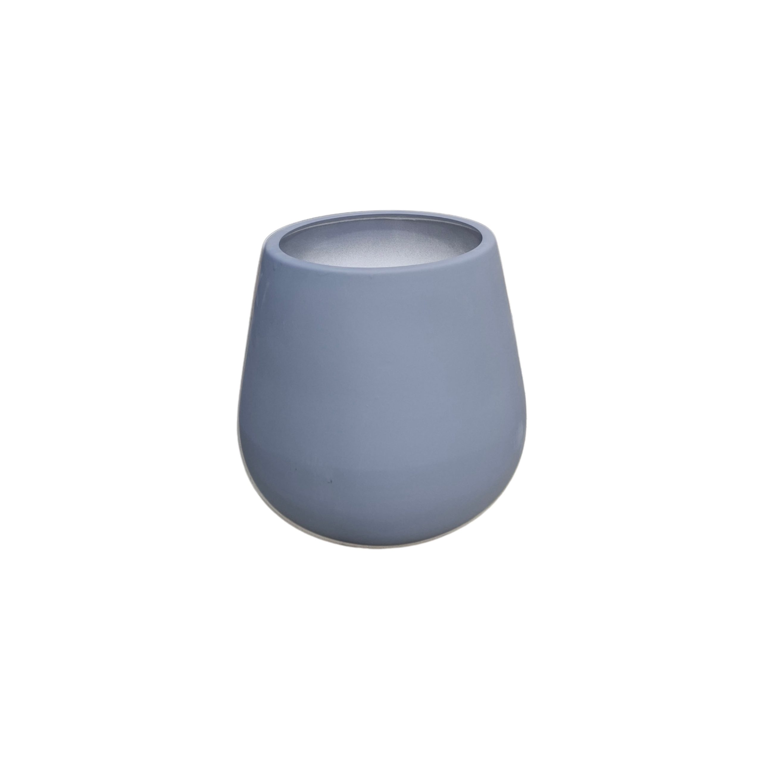 P-01 گلدان سرامیکی طوسی مدل لونا با طراحی مدرن و منحنی، مناسب برای گل و گیاه آپارتمانی، قرار گرفته روی کف محیط داخلی با پسزمینه طوسی و صنعتی