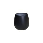 گلدان سرامیکی مشکی مدل لونا با طراحی مدرن و منحنی، مناسب برای گل و گیاه آپارتمانی، قرار گرفته روی کف محیط داخلی با پسزمینه طوسی و صنعتی