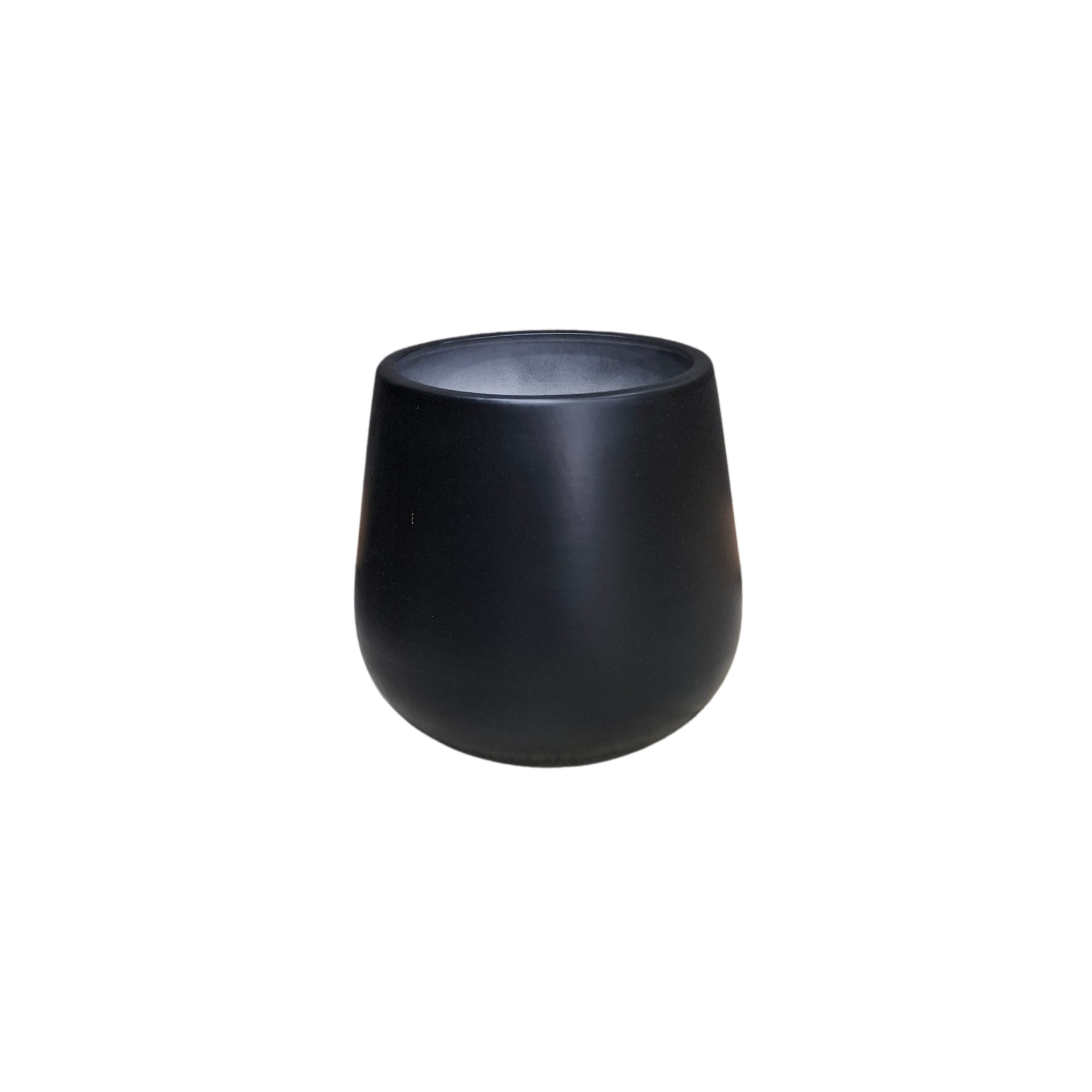 P-03 گلدان سرامیکی مشکی مدل لونا با طراحی مدرن و منحنی، مناسب برای گل و گیاه آپارتمانی، قرار گرفته روی کف محیط داخلی با پسزمینه طوسی و صنعتی