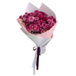 دسته گل پرپشت از گل‌های داوودی مینیاتوری به رنگ بنفش و سرخابی، پیچیده شده در کاغذ صورتی و سفید با روبان‌های بنفش و سفید، با پس زمینه سفید.