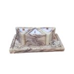 ست شمعی برمودا با طرح سنگ ماربل کرم و قهوه‌ای، شامل سه شمع مثلثی با فیتیله چوبی که روی یک سینی مستطیلی هماهنگ قرار گرفته‌اند.