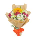 دسته گل شامل یک شاخه آفتابگردان بزرگ و گل‌های داودی رنگارنگ (سفید، صورتی، سبز)، پیچیده شده در کاغذ کرافت قهوه‌ای با یک روبان نارنجی.