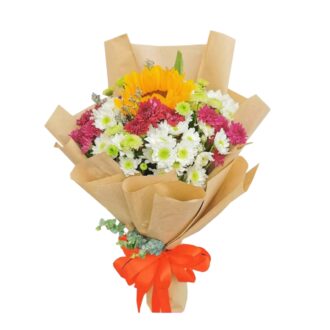 دسته گل شامل یک شاخه آفتابگردان بزرگ و گلهای داودی رنگارنگ (سفید، صورتی، سبز)، پیچیده شده در کاغذ کرافت قهوهای با یک روبان نارنجی.