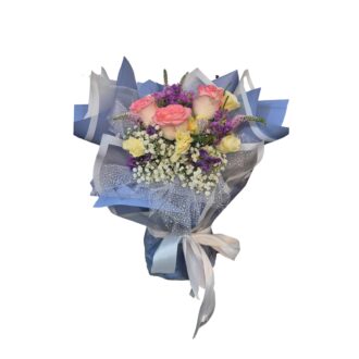 دسته گل رز صورتی و سفید با تزیین گل لیسیانتوس بنفش و گل‌آرایی حرفه‌ای
