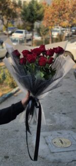 دسته‌گل ۱۵ شاخه رز قرمز - Image 2