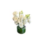 گل لیسین توس سفید در جار گل شیشه ای بسیار شیک و ساده