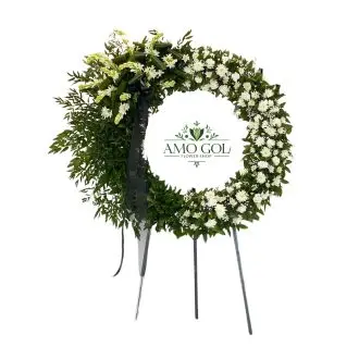 تاج گل ترحیم حلقه‌ای با گل‌های داوودی و کرزنتیا سفید، آنتوریوم سبز و برگ تزئینی تازه مناسب ختم و تسلیت، فروشگاه گل عموگل