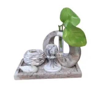 ست دکوری پنج تکه نیل با طرح سنگ مرمر کرم و طوسی، شامل سینی، گلدان دایره‌ای با گیاه پوتوس، جاشمعی و مجسمه قو روی پس زمینه سفید.