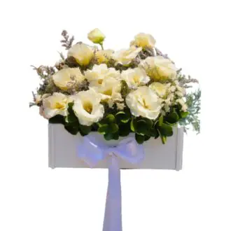 باکس گل چوبی سفید مستطیلی با گل‌های لیسیانتوس سفید و کرم، تزئین شده با پاپیون ساتن سفید